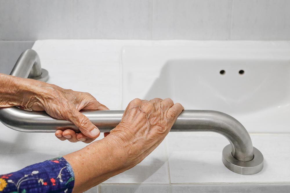 Haltegriffe im Bad für Senioren